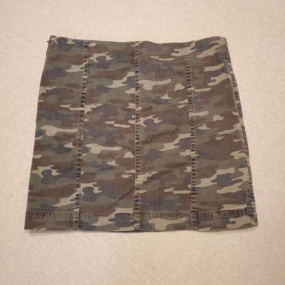 Free People Green Camouflage Mini Skirt in Size 6 - Picture 3 of 9